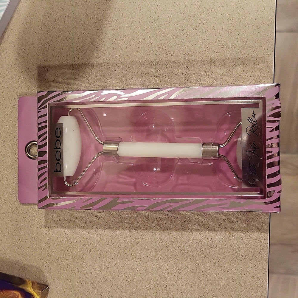 Makeup roller